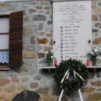 La lapide commemorativa dei partigiani morti nell'eccidio di Fondi di Schilpario, in provincia di Bergamo