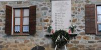 La lapide commemorativa dei partigiani morti nell'eccidio di Fondi di Schilpario, in provincia di Bergamo
