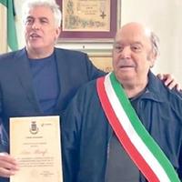 L’attore Lino Banfi insieme al sindaco di Bolognano Guido Di Bartolomeo