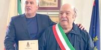 L’attore Lino Banfi insieme al sindaco di Bolognano Guido Di Bartolomeo