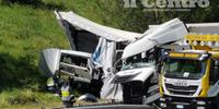 L'incidente sulla A25 nel territorio di Cepagatti in cui ha perso la vita un autotrasportatore (foto Giampiero Lattanzio)
