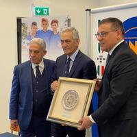 Il presidente della Figc, Gabriele Gravina, tra il consigliere federale Daniele Ortolano e il presidente della Lnd Abruzzo Ezio Memmo