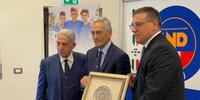 Il presidente della Figc, Gabriele Gravina, tra il consigliere federale Daniele Ortolano e il presidente della Lnd Abruzzo Ezio Memmo