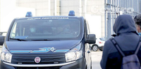 Il furgone blindato della polizia penitenziaria all'uscita del Tribunale di Pescara