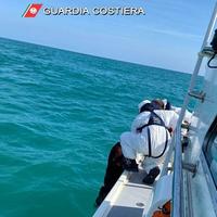 La guardia costiera di Ortona soccorre l'anziano finito in mare