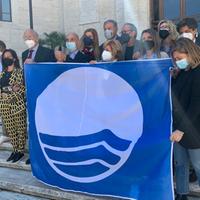 Il sindaco di Pescara Masci esulta con la sua maggioranza per il riconoscimento della Bandiera blu