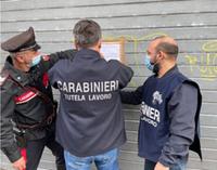 I carabinieri mentre appongono i sigilli all'autolavaggio