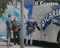 La polizia intorno al pullman del Pescara colpito da un sasso (foto di Giampiero Lattanzio)