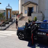 I carabinieri davanti alla chiesa di Francavilla
