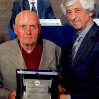 Loreto Di Gianfilippo, di 93 anni, in una foto con Gianni Rivera indimenticabile capitano del Milan