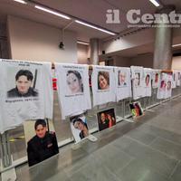 In tribunale le maglie con i volti delle vittime della tragedia di Rigopiano (foto Giampiero Lattanzio)