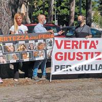Il sit-in di familiari e amici di Giulia Di Sabatino che si è svolto ieri mattina davanti al tribunale (foto Adriani)