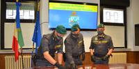 I finanzieri del Comando provinciale di Pescara con la droga sequestrata