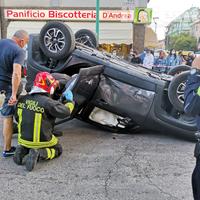I soccorsi alla donna alla guida dell'auto ribaltata nell'incidente (foto di Giampiero Lattanzio)