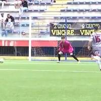 Mattia Rodia realizza il gol vittoria del Chieti all'Aquila (fermo immagine Rete 8)