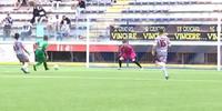 Mattia Rodia realizza il gol vittoria del Chieti all'Aquila (fermo immagine Rete 8)