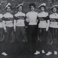 Ida Nomi Venerosi Pesciolini (al centro), allenatrice di pallacanestro, tra le sue atlete in divisa