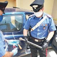 I carabinieri con il materiale sequestrato ai due ladri d’auto