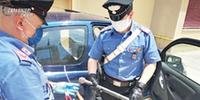 I carabinieri con il materiale sequestrato ai due ladri d’auto