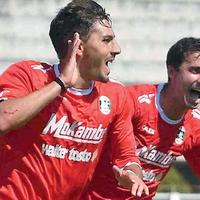 Luca Fabrizi, bomber del Chieti, esulta insieme a Farindolini dopo il gol all’Avezzano