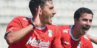 Luca Fabrizi, bomber del Chieti, esulta insieme a Farindolini dopo il gol all’Avezzano