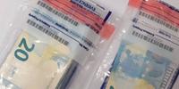 I due pacchetti di banconote false da 20 euro sequestrate dalla polizia