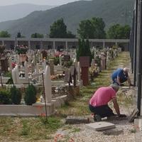 Gli operai al lavoro per il posizionamento dei cavi al cimitero