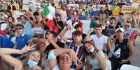Il pubblico dell'altra sera al maxi schermo alla fontana di Cascella a Pescara durante Italia-Spagna (foto G.Lattanzio)