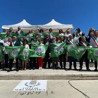 Alcuni sindaci delle città premiate ricevono la bandiera verde 2021 (foto Luciano Adriani)