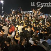 La folla in Largo Mediterraneo, la fontana di Cascella è presa d'assalto (foto di Giampiero Lattanzio)