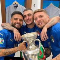 Lorenzo Insigne, Marco Verratti e Ciro Immobile con la Coppa Europa, insieme come ai tempi del Pescara (foto fb Verratti)