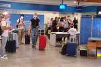 L'arrivo in aeroporto dei passeggeri da Malta (foto G. Lattanzio)