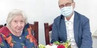 Il sindaco Diego Ferrara con Iole Bruni, che ieri ha compiuto 101 anni