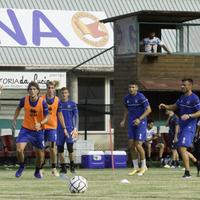 Alcuni giocatori del Pescara durante una seduta di allenamento a Palena