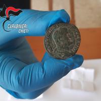 La monetina raffigurante la testa di Giove sequestrata dai carabinieri
