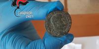 La monetina raffigurante la testa di Giove sequestrata dai carabinieri
