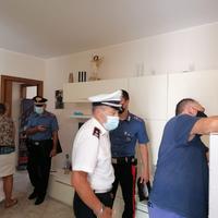 Polizia municipale e carabinieri nell'appartamento confiscato