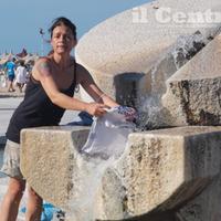 Giulia, cittadina pescarese, lava i panni alla Nave di Cascella (foto Giampiero Lattanzio)