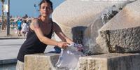 Giulia, cittadina pescarese, lava i panni alla Nave di Cascella (foto Giampiero Lattanzio)