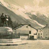 La statua in bronzo a Chamonix di Balmat che, rivolto verso il Monte Bianco, indica la via per raggiungere la cima a de Saussure