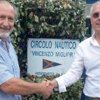 A sinistra Marco Maria Ferrari con Sergio Valente, il suo predecessore alla guida del circolo nautico scomparso mesi fa
