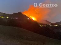 Fiamme nel Teramano fino a tarda sera, l'incendio nella zona di Carapolllo (foto di Luciano Adriani)