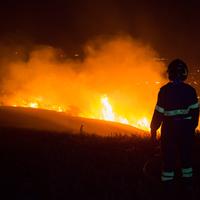 Le fiamme nella notte a Rosciano (foto Pierino Di Nicola)