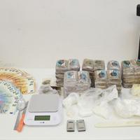 La droga e i soldi sequestrati al 30enne termolese dalla polizia