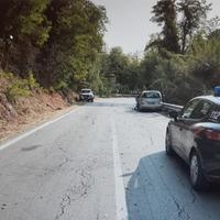 Le auto coinvolte nell'incidente in fondo alla strada