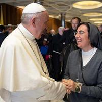 Suor Alessandra Smerilli con Papa Francesco (da infoans.org)
