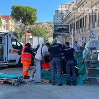 I soccorsi prestati alla donna colpita da un malore in piazza Garibaldi (foto Luciano Adriani)