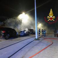 Le auto in fiamme (foto vigili del fuoco)