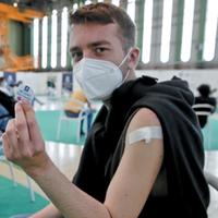 Un giovane appena sottoposto alla vaccinazione anti Covid-19