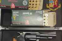 Il revolver Smith & Wesson 38 special e le scatole di munizioni sequestrati dalla polizia